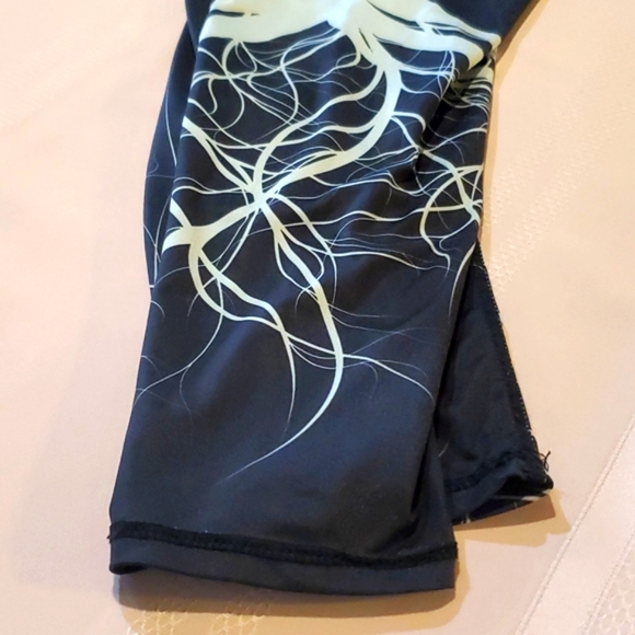 Black and white Lotus Legging yoga pants w branch tree design - Picture 7 of 11